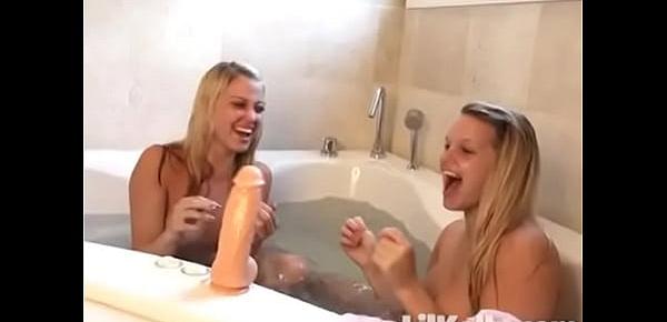  Lil Kelly says its bathtime with her blonde teen girlfriend!